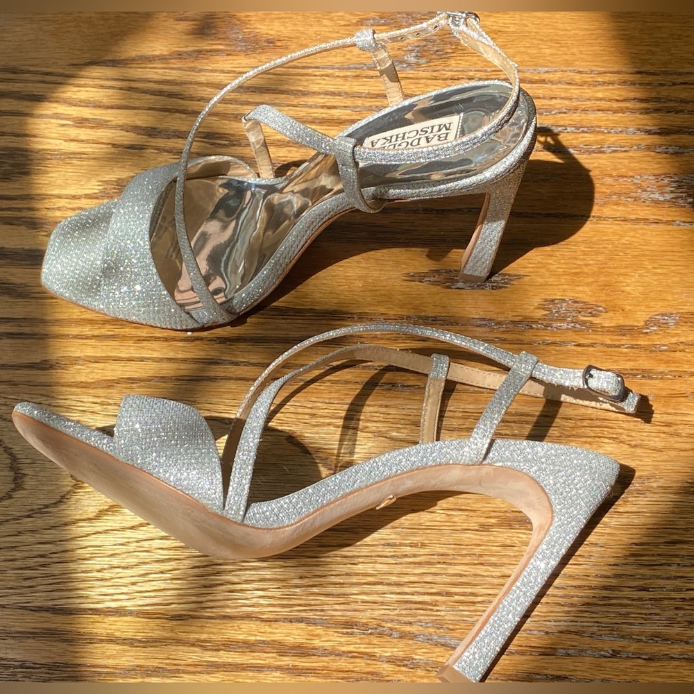 Badgley Mischka Gorgeous Women’s Silver Fabric Cross Strap Ebiza Pumps Size 9 - Picture 5 of 11